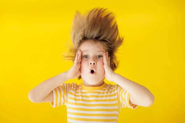Surat Asan Süpriz Çocuk Sarı Arka Planda Şok Olmuş Bir — Stok fotoğraf