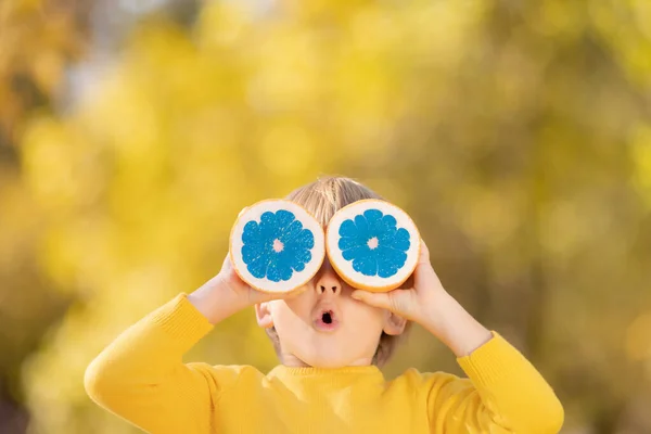 Criança Surpresa Segurando Fatias Fruta Laranja Azul Como Óculos Sol — Fotografia de Stock
