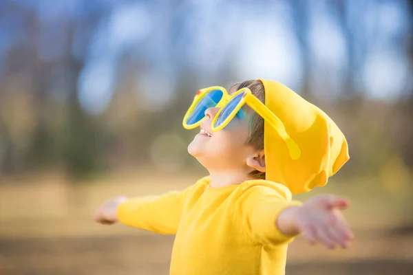 Πορτρέτο Του Ευτυχισμένου Παιδιού Φόντο Κίτρινα Φύλλα Χαμογελαστό Παιδί Διασκεδάζει — Φωτογραφία Αρχείου
