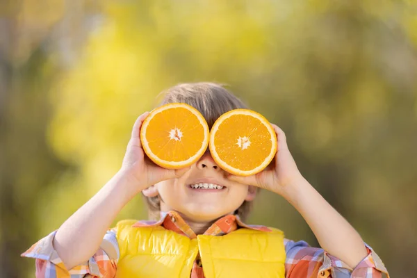 Criança Surpresa Segurando Fatias Frutas Laranja Como Óculos Sol Criança — Fotografia de Stock