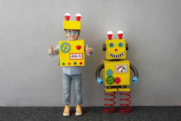 Lyckligt Barn Med Robot Lustig Grabb Har Idé Framgångsrikt Kreativt — Stockfoto