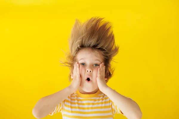 Zaskoczone Dziecko Trzymające Twarz Zszokowany Dzieciak Żółtym Tle Chłopak Pasiastej — Zdjęcie stockowe