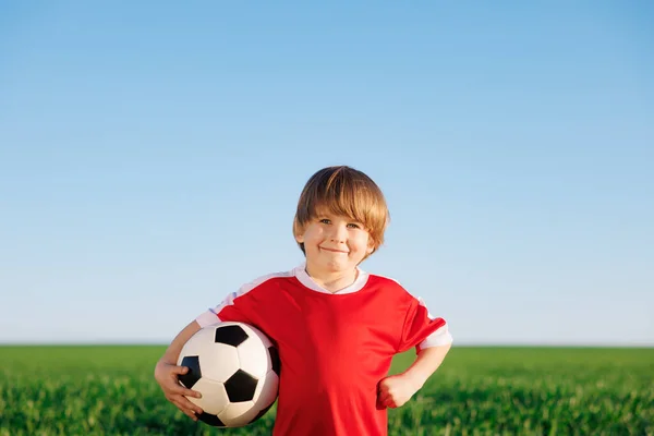 Mutlu Çocuk Futbolcu Gibi Davranıyor Dışarıdaki Çocuğun Portresi Çocuk Yeşil — Stok fotoğraf