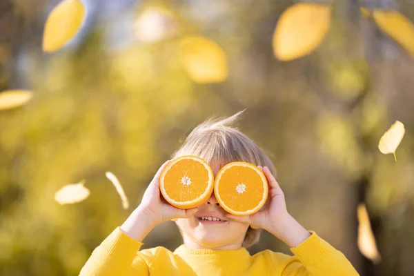 Niño Sorprendido Sosteniendo Rebanadas Fruta Naranja Como Gafas Sol Chico — Foto de Stock