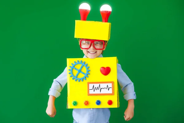 学校でロボットを着て幸せな子供 面白い子に考えがある クラスの男の子 人工知能 機械学習の概念 — ストック写真