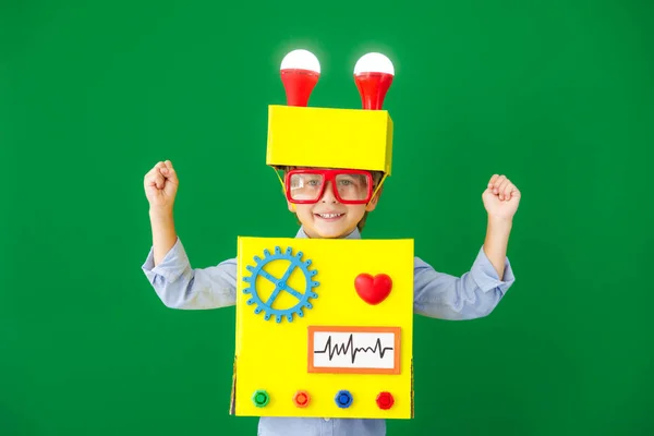 Šťastné Dítě Robotem Škole Vtipný Kluk Nápad Chlapec Třídě Vzdělávání — Stock fotografie
