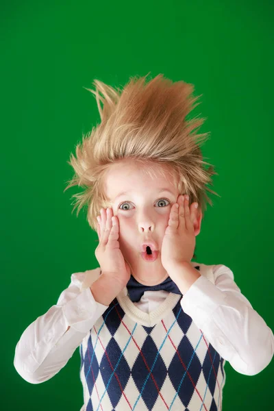 Überraschtes Kind Unterricht Lustiges Kind Vor Grünem Tafelhintergrund Zurück Schule — Stockfoto