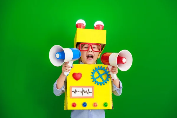 Boldog Gyermek Robot Beszél Hangszórón Keresztül Vicces Kölyöknek Van Egy — Stock Fotó