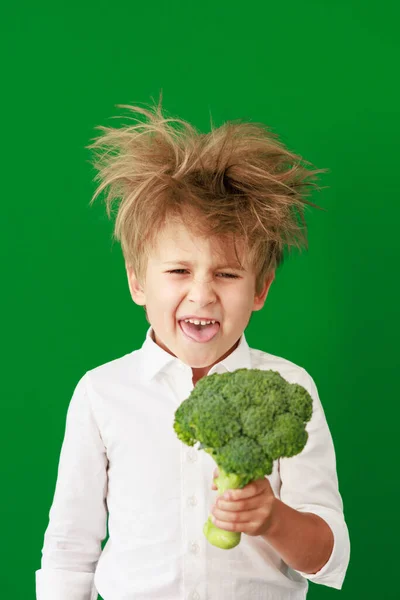 Zaskoczone Dziecko Trzymające Brokuły Klasie Zabawny Dzieciak Zielonym Tle Tablicy — Zdjęcie stockowe