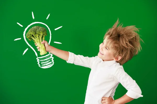 Überraschtes Kind Mit Brokkoli Unterricht Lustiges Kind Vor Grünem Tafelhintergrund — Stockfoto