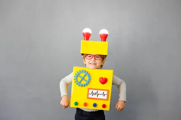 ロボットを着た幸せな子供 面白い子に考えがある 創造的かつ革新的な技術コンセプト — ストック写真