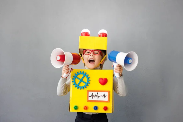 Hoparlörlü Bir Robot Takan Mutlu Çocuk Komik Çocuğun Bir Fikri — Stok fotoğraf
