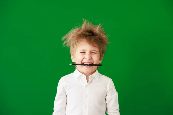 Sınıftaki Mutlu Çocuk Yeşil Karatahta Arka Planına Karşı Komik Çocuk — Stok fotoğraf