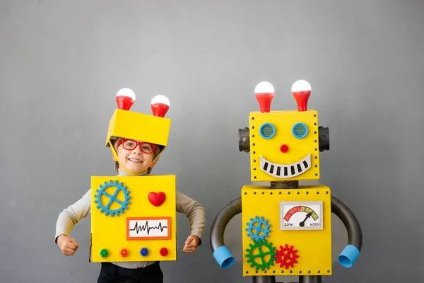 Niño Feliz Con Robot Chico Gracioso Tiene Una Idea Concepto —  Fotos de Stock