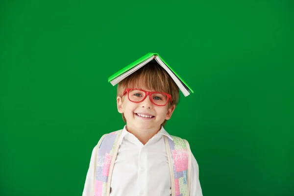 Забавный Ученик Классе Счастливый Ребенок Против Зеленой Доски Концепция Образования — стоковое фото