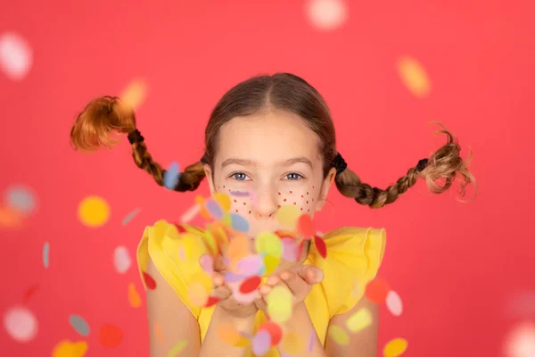 Vamos Fiesta Una Chica Graciosa Jugando Casa Niño Soplando Confeti — Foto de Stock