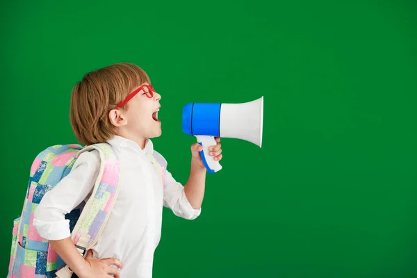Lustige Kinderstudentin Schreit Unterricht Durch Lautsprecher Glückliches Kind Gegen Grüne — Stockfoto