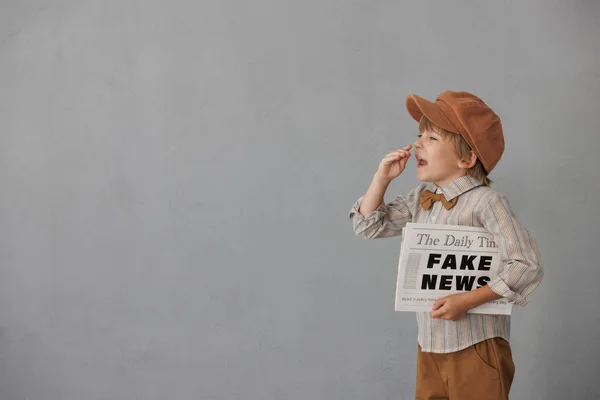 Newsboy Skriker Mot Grunge Wall Bakgrund Pojke Som Säljer Falska — Stockfoto