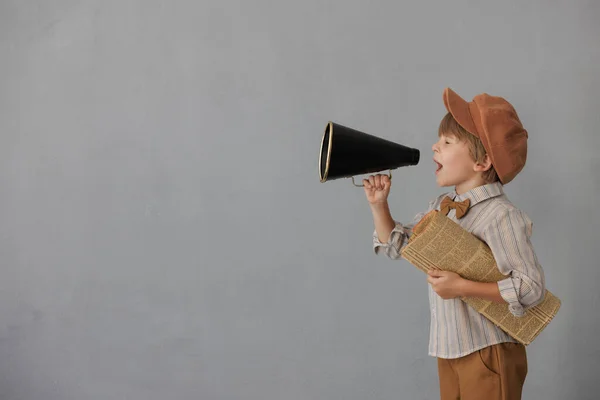 Nieuwsjongen Schreeuwt Door Luidspreker Tegen Grunge Muur Achtergrond Een Jongen — Stockfoto