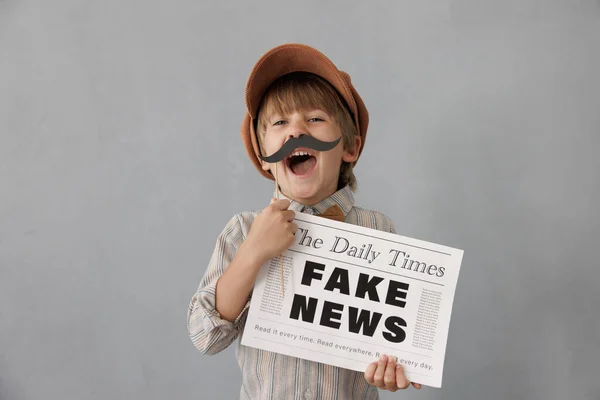 Newsboy Gritando Contra Fundo Parede Grunge Rapaz Vender Notícias Falsas — Fotografia de Stock