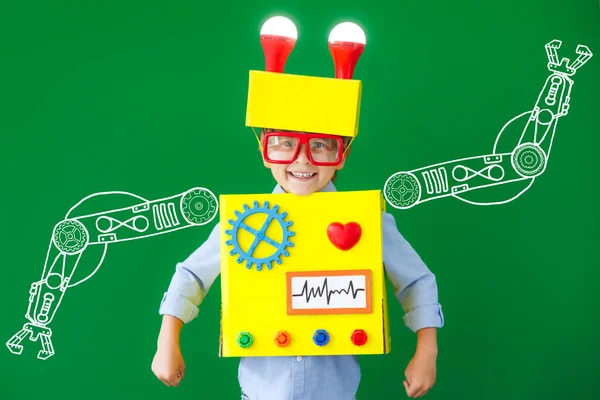 Criança Feliz Usando Robô Escola Miúdo Engraçado Tem Uma Ideia — Fotografia de Stock