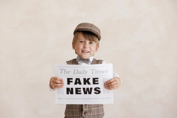 Newsboy Schreit Vor Grunge Hintergrund Junge Verkauft Fake News Kind — Stockfoto