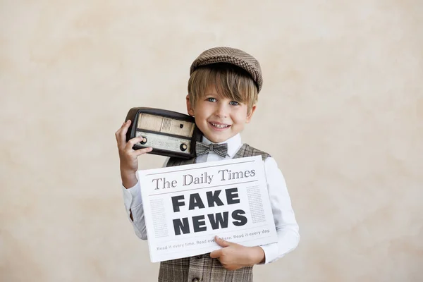 报童在愤怒的墙后面大喊 卖假新闻的男孩穿着老式服装的孩子 小孩拿着报纸社交媒体和因特网神经工作概念 — 图库照片