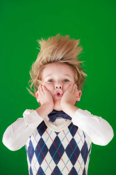 Zaskoczone Dziecko Klasie Zabawny Dzieciak Zielonym Tle Tablicy Powrót Koncepcji — Zdjęcie stockowe