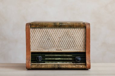 Eski radyo grunge duvar arka planı karşı