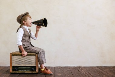 Gazeteci çocuk hoparlörden hoparlörden hoparlörün arkasına bağırıyor. Gazete satan çocuk. Klasik kostüm giyen bir çocuk. Sosyal medya ve İnternet nerwork kavramı