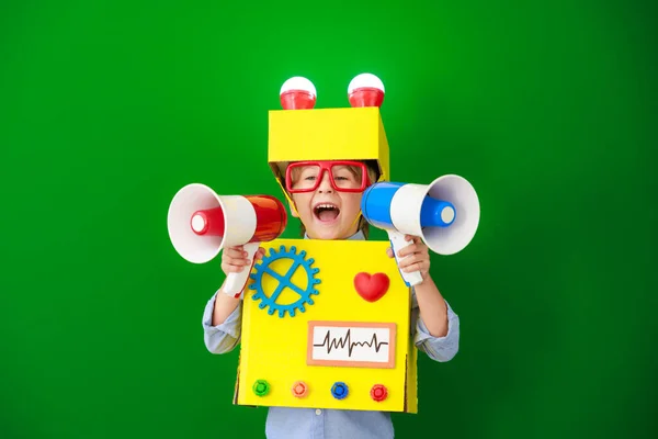 Boldog Gyermek Robot Beszél Hangszórón Keresztül Vicces Kölyöknek Van Egy — Stock Fotó