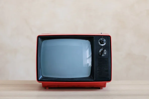 Alter Fernseher Vor Grunge Hintergrund — Stockfoto