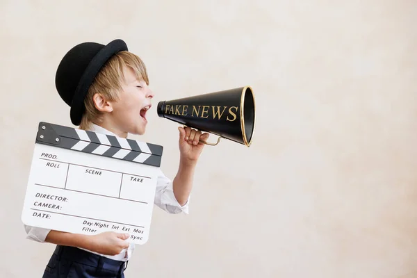 Newsboy Schreit Durch Lautsprecher Vor Grunge Hintergrund Junge Verkauft Fake — Stockfoto