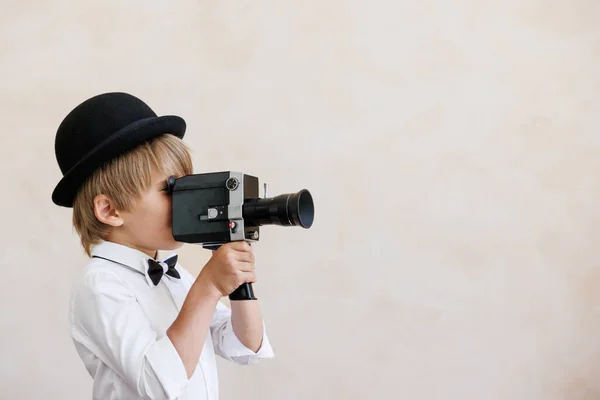Newsboy Φωνάζοντας Κατά Grunge Τοίχο Φόντο Παιδί Πουλάει Εφημερίδες Παιδί — Φωτογραφία Αρχείου