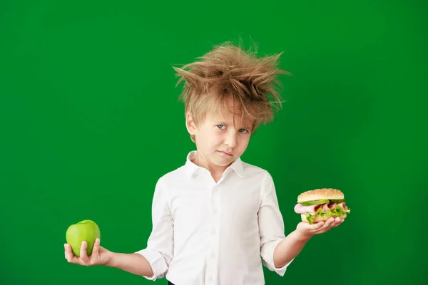 Překvapené Dítě Třídě Vtipný Kluk Zeleném Křídovém Pozadí Zpět Školní — Stock fotografie