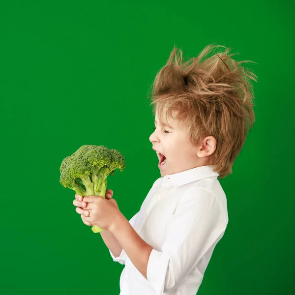 Überraschtes Kind Mit Brokkoli Unterricht Lustiges Kind Vor Grünem Tafelhintergrund — Stockfoto
