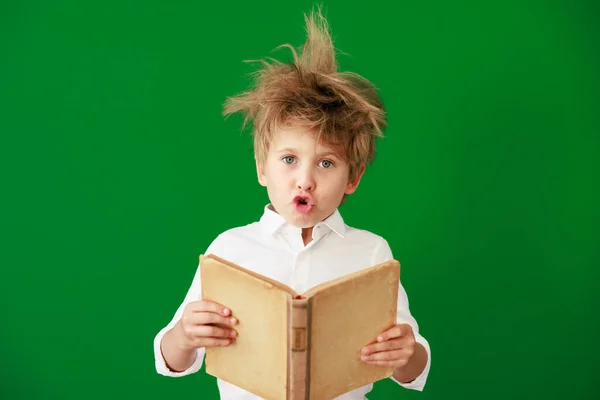 Überraschtes Kind Mit Buch Unterricht Lustiges Kind Vor Grünem Tafelhintergrund — Stockfoto
