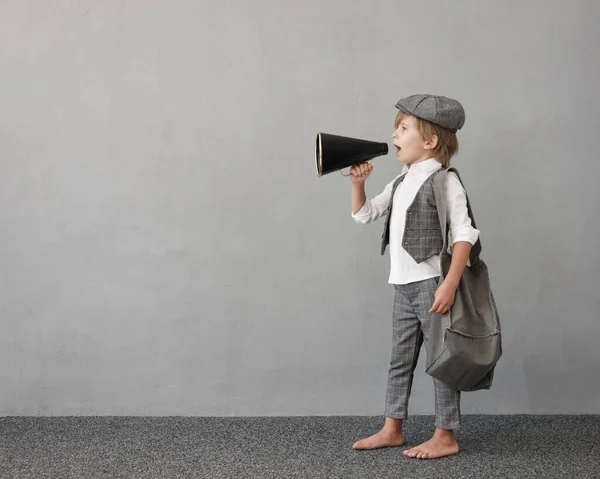 Newsboy Φωνάζοντας Μέσω Μεγάφωνο Τσιμεντένιο Τοίχο Φόντο Παιδί Πουλάει Εφημερίδες — Φωτογραφία Αρχείου