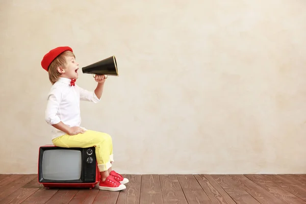 Newsboy Φωνάζοντας Μέσω Μεγάφωνο Κατά Grunge Φόντο Τοίχο Παιδί Πουλάει — Φωτογραφία Αρχείου