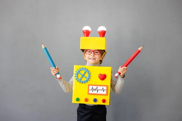 鉛筆を持ったロボットを身に着けている幸せな子供 面白い子に考えがある 創造的かつ革新的な技術コンセプト — ストック写真