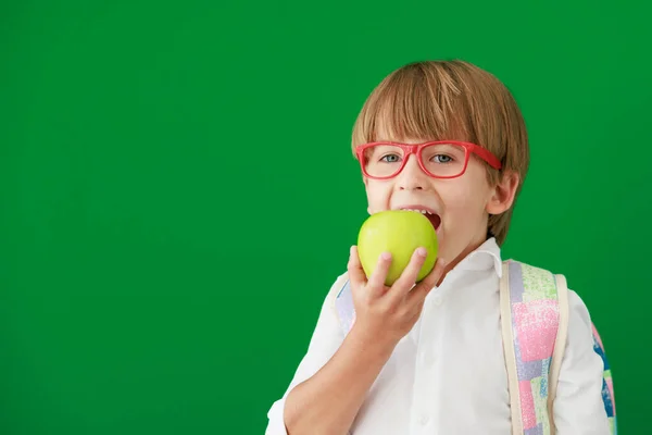Αστείος Μαθητής Στην Τάξη Ευτυχισμένο Παιδί Εναντίον Πράσινου Πίνακα Εκπαίδευση — Φωτογραφία Αρχείου