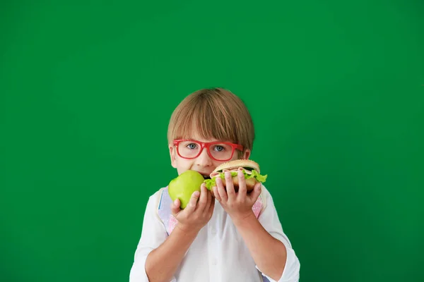 Zabawna Uczennica Hamburgerem Jabłkiem Klasie Szczęśliwy Dzieciak Przeciwko Zielonej Tablicy — Zdjęcie stockowe