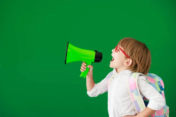 Lustige Kinderstudentin Schreit Unterricht Durch Lautsprecher Glückliches Kind Gegen Grüne — Stockfoto