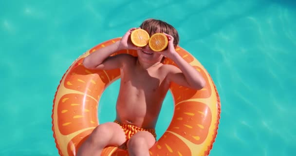 Щаслива Дитина Веселиться Літніх Канікулах Малюк Грає Басейні Активна Концепція — стокове відео