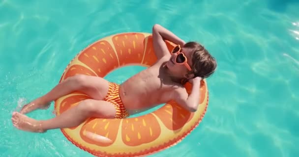 Happy Child Having Fun Summer Vacation Kid Playing Swimming Pool — Vídeo de Stock