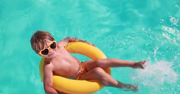 Happy Child Having Fun Summer Vacation Kid Playing Swimming Pool — Vídeo de Stock