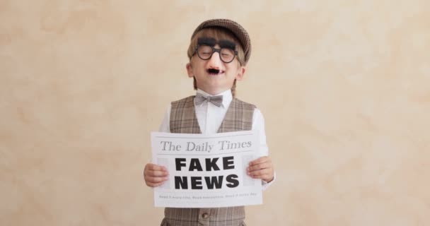 Newsboy Råber Mod Betonvæg Baggrund Dreng Sælger Falske Nyheder Barn – Stock-video