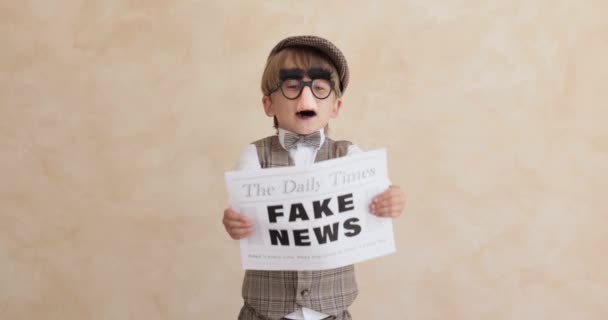 Newsboy Shouting Concrete Wall Background Boy Selling Fake News Child — Αρχείο Βίντεο