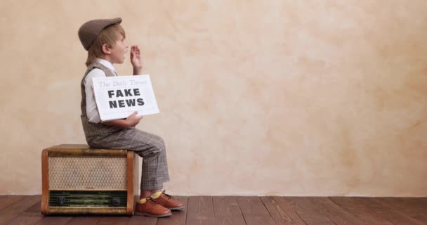 Newsboy Кричить Фоні Бетонних Стін Хлопчик Продає Фальшиві Новини Дитина — стокове відео