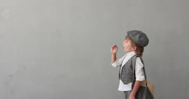 Newsboy Shouting Concrete Wall Background Child Wearing Vintage Costume Kid — Αρχείο Βίντεο